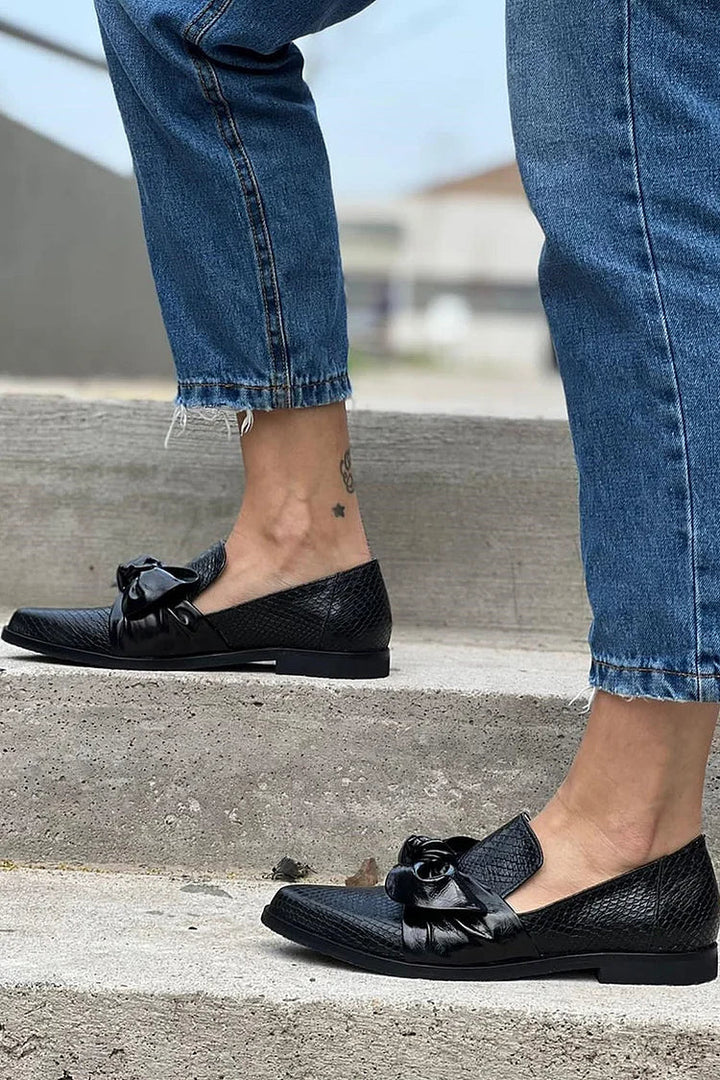 Northline Studio | Black Loafer Featuring a Glossy Bow
